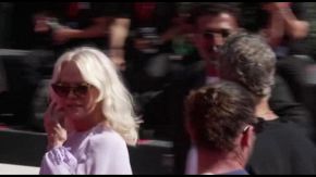 Venezia, il red carpet di "Look Back", arriva anche Pamela Anderson