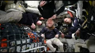 Artemis II verso la Luna, l'astronauta saluta a testa in giù la Terra