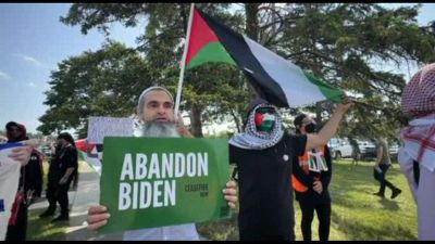 Manifestanti a Detroit chiedono a Biden di rinunciare
