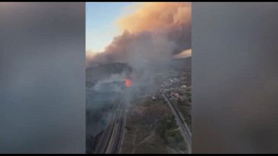 Incendio in Andalusia, le unità specializzate sorvolano le fiamme