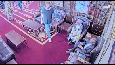 Il momento dell'attacco all'aeroporto di Sanaa con il capo dell'Oms