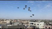 Piovono aiuti dal cielo a Gaza, scene di caos tra i palestinesi