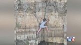 Bloccata sulla roccia per la foto da brivido