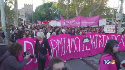 Le donne in piazza stop alle violenze