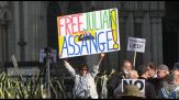 Folla di sostenitori di Assange davanti al tribunale a Londra