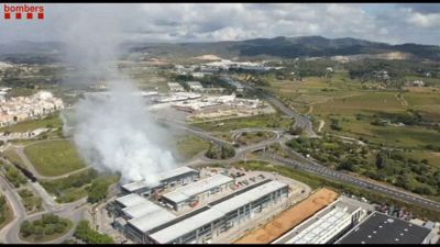 Magazzino a fuoco in Spagna sprigiona nube di cloro: "State in casa"
