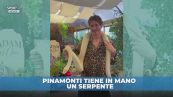 Pinamonti senza paura: tiene in mano un serpente