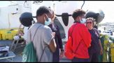 L'arrivo a Bari della nave Emergency: sbarcati 48 naufraghi e 7 cadaveri