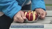 Carne e frutta ai bambini, ma nessuno li taglia