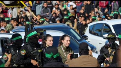 Hamas libera 4 soldatesse israeliane, la gioia della folla a Tel Aviv