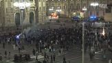 Napoli, è festa anche a Milano: i fuochi d'artificio in Piazza Duomo