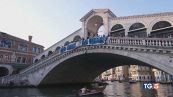 Ci mancavano solo i comitati No Bezos