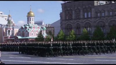 I militari si schierano sulla Piazza Rossa per la parata