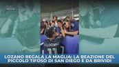 Lozano regala la maglia: la reazione del piccolo tifoso di San Diego è da brividi.