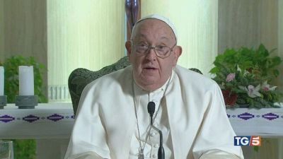Papa da Santa Marta benedice i bambinelli