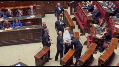 Referendum, Magi in aula Camera vestito da fantasma. Espulso