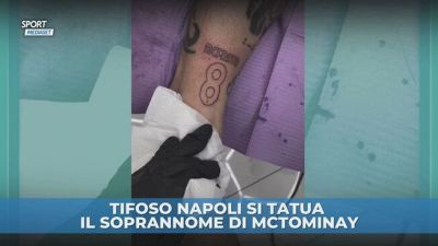 Tifoso Napoli con McTominay sul braccio