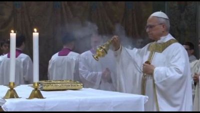Papa Prevost alla prima messa in Sistina, parla in inglese