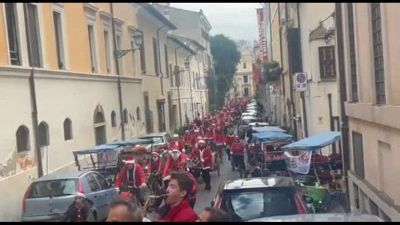 Centinaia di Babbo Natale in bicicletta per le strade di Roma