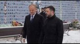 Tusk da Zelensky rende omaggio a soldati caduti: circa 55.000 da 2022