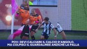 Vuole calciare il corner, ma… colpisce il guardalinee anziché il pallone