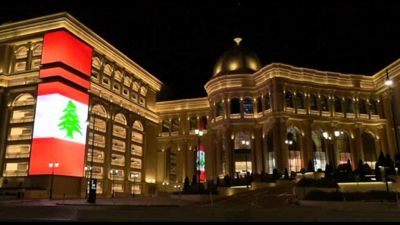In Qatar edificio illuminato con i colori del Libano per solidarietà