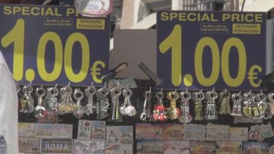 Roma, il gran business dei falsi souvenir made in China