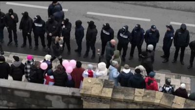 Georgia, una catena umana contro l'insediamento del nuovo presidente