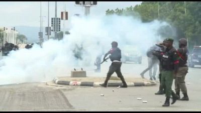 Nigeria, gas lacrimogeni contro la folla che protesta per carovita