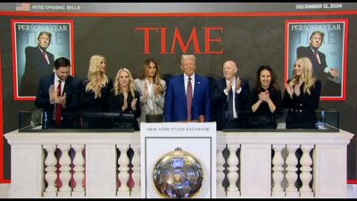 Trump suona la campanella in apertura di seduta a Wall Street