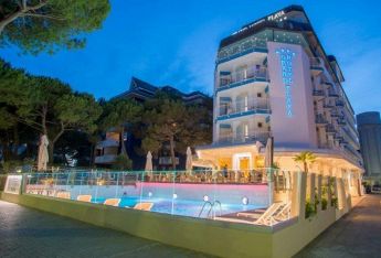 albergo giardino e piscina esterno; grand hotel playa; lignano sabbiadoro.