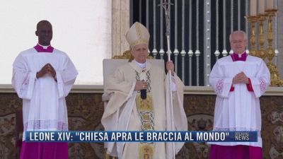 Breaking News delle 21.30 | Leone XIV: "Chiesa apra le braccia al mondo"