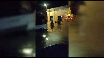 Nubifragio all'Elba, strade allagate: salvate persone nelle auto