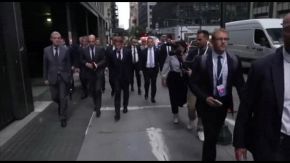 Macron a piedi verso la Trump Tower per incontrare Trump