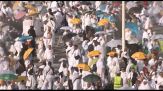 Una marea di fedeli sul Monte Arafat per l'hajj con un caldo estremo