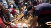 A Gaza la corsa per gli aiuti dal cielo: "Tutto danneggiato, umiliante"
