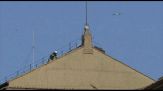 Conclave, prove di fumata sulla Sistina. Montato il comignolo