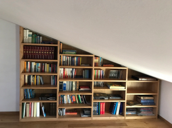 libreria in mansarda; per rendere più godibile un ambiente intimo