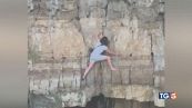 Bloccata sulla roccia per la foto da brivido