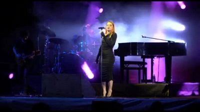 La musica travolgente di Noemi infiamma Terrazza Mascagni