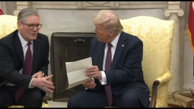 Keir Starmer porta a Trump un invito personale di re Carlo III