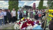 Fiori sulla tomba di Alexei Navalny per il cinquantesimo compleanno