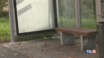 Bolzano, 14enne violentata alla fermata dell'autobus