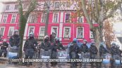 Lo sgombero del centro sociale scatena la guerriglia