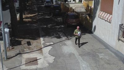 Taranto, cade in una buca e la ripara a sue spese, viene multato