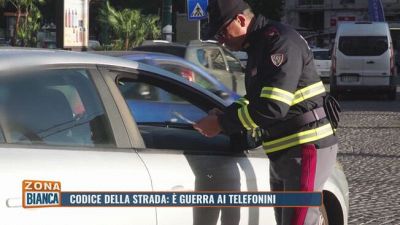 Codice della strada: è guerra ai telefonini