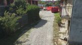 Ha sorpreso i ladri nel cortile del cascinale, spara e ne uccide uno