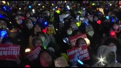 Sudcorea, migliaia di manifestanti cantano e chiedono arresto di Yoon