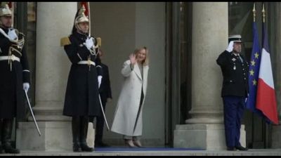 L'arrivo di Meloni all'Eliseo al vertice sull'Ucraina