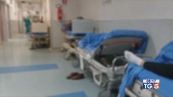 Pazienti sulle barelle, pronto soccorso in tilt